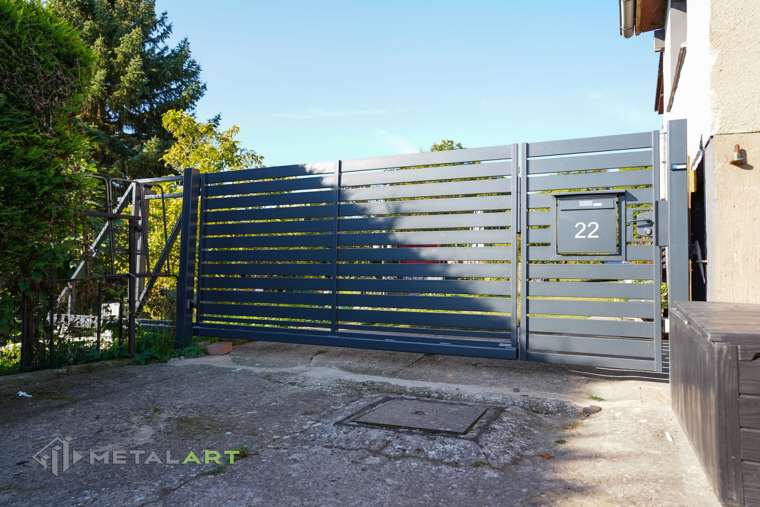 Schiebetore mit integrierter Pforte, Briefkasten 