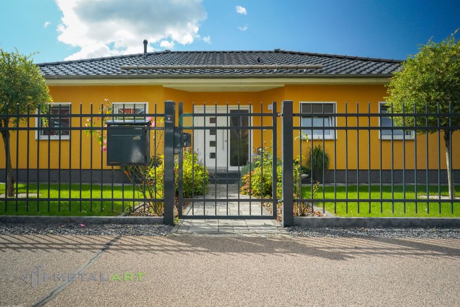 Asymmetrisches Doppelflügeltor, Zaunprojekt, Zaunportfolio, Zaunmuster, Schmiedezaun, Schmiedezäune, Zaunanlage Projekt, Zaun Metal Art, klassische Zäune, Gartenzaun, Gartenzäune