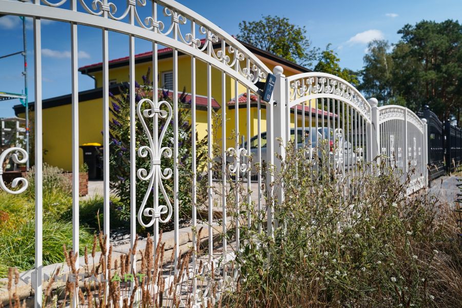 Schmuckzaun, Ornament im Zaun, Zaunprojekt, Schmiedezaun, Zaunanlage in Welle, Zaun Metal Art, Zäune aus Polen, Zaun Berlin, Zäune und Tore, klassische Zäune, Schmuckzäune, Gartenzaun