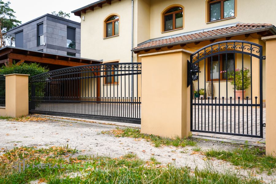 Schmuckzaun, Rahmenzaun, Zaunprojekt, Zaunportfolio, Zaun mit Bogen