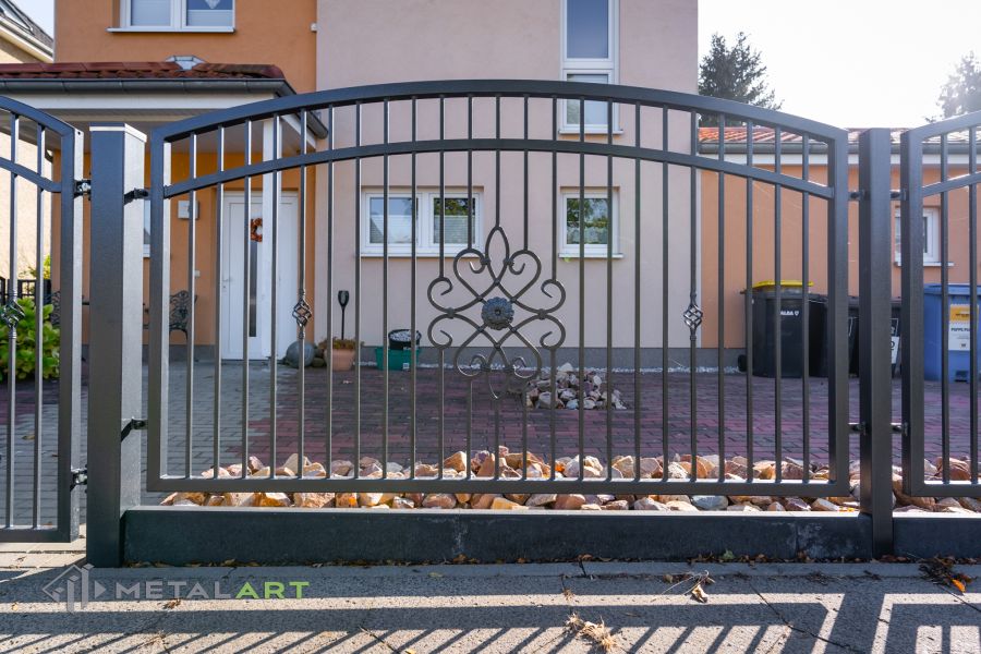 Ornament im Zaun, Zaunprojekt, Schmiedezaun, Zaunanlage in Welle, Zaun Metal Art, Zäune aus Polen, Zaun Berlin, Zäune und Tore, klassische Zäune, Schmuckzäune, Gartenzaun