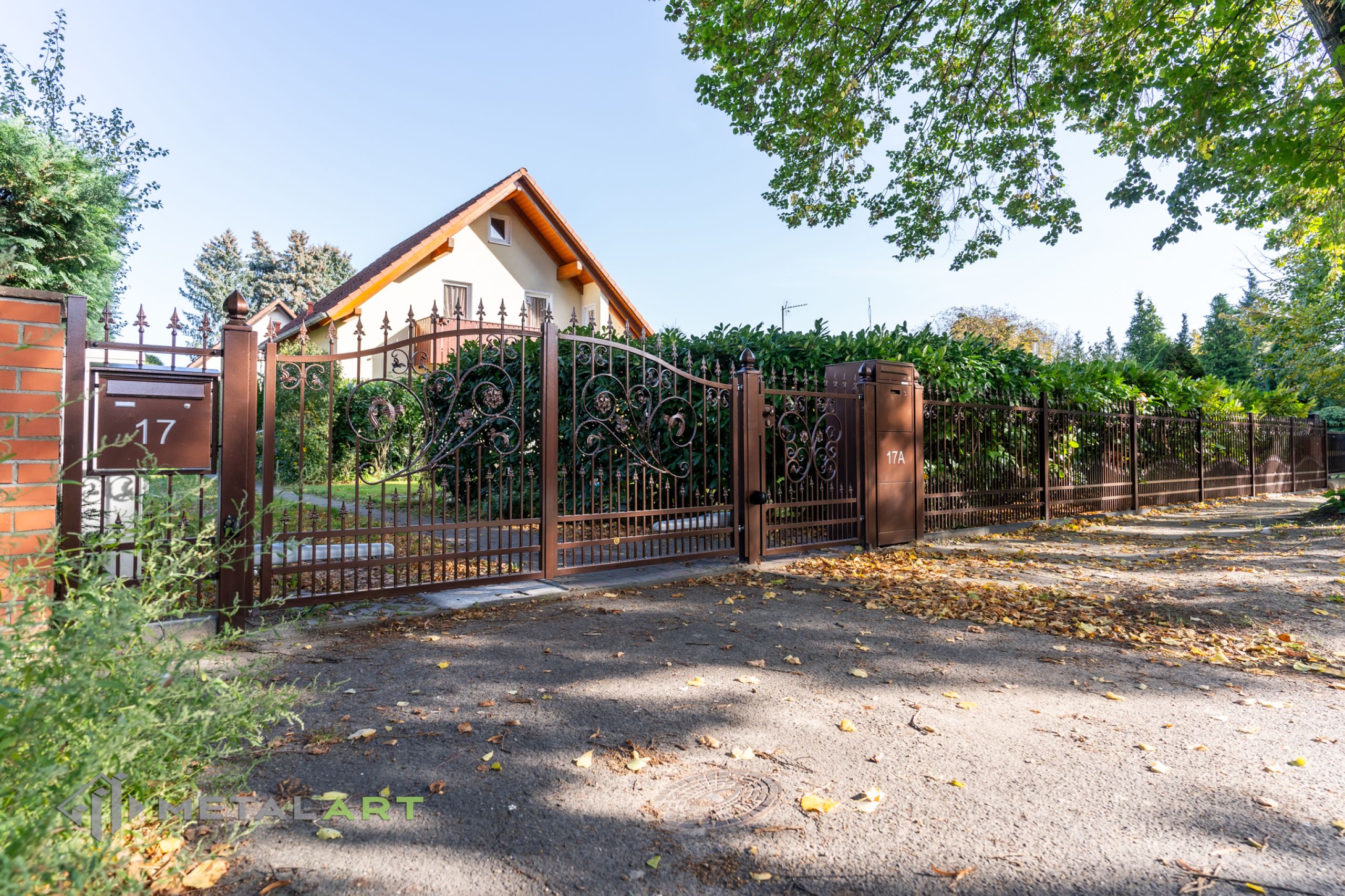 Zaun in Welle, Zaunprojekt, Zaunportfolio, Zaunmuster, Schmiedezaun, Schmiedezäune, Zaunanlage Projekt, Zaun Metal Art, Zäune aus Polen, Zaun Berlin, Zaun günstig kaufen, Zäune und Tore, klassische Zäune, Schmuckzaun, Schmuckzäune, Gartenzaun, Gartenzäune