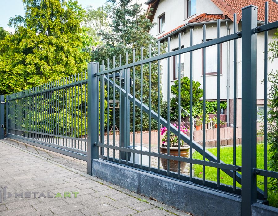 Zaunprojekt, Zaunportfolio, Zaunmuster, Schmiedezaun, Schmiedezäune, Zaunanlage Projekt, Zaun Metal Art, Zäune aus Polen, Zaun Berlin, Zaun günstig kaufen, Zäune und Tore, klassische Zäune, Gartenzaun, Gartenzäune