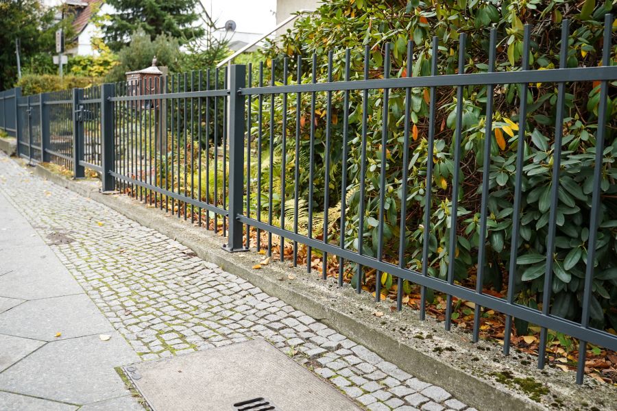 Zaunprojekt, Zaunportfolio, Zaunmuster, Schmiedezaun, Schmiedezäune, Zaunanlage Projekt, Zaun Metal Art, Zäune aus Polen, Zaun Berlin, Zaun günstig kaufen, Zäune und Tore, klassische Zäune, Gartenzaun, Gartenzäune