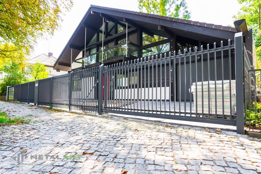 Zaunprojekt mit Schiebetor mit integrierter Pforte, Zaunportfolio, moderne Zäune, Zaunanlage Projekt, Zaun Metal Art, Zäune aus Polen, Zaun Berlin, Zaun günstig kaufen, Zäune und Tore