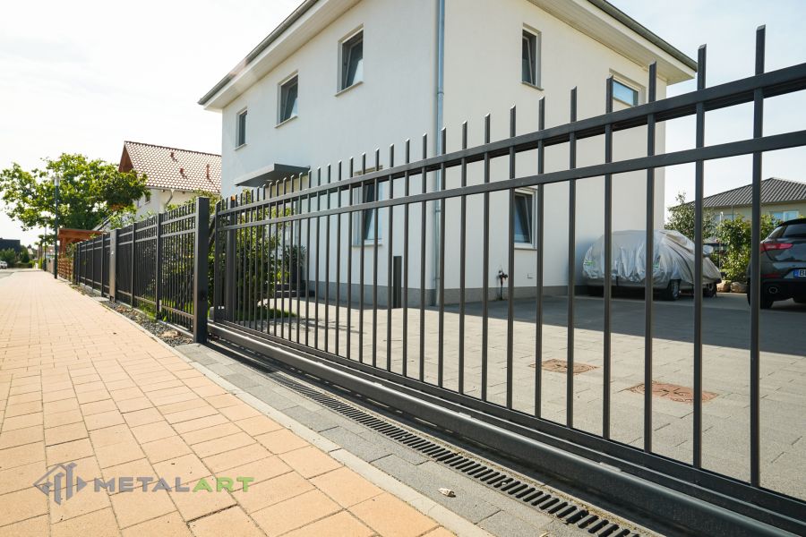Zaunprojekt, Zaunportfolio, Zaunmuster, Schmiedezaun, Schmiedezäune, Zaunanlage Projekt, Zaun Metal Art, Zäune aus Polen, Zaun Berlin, Zaun günstig kaufen, Zäune und Tore, klassische Zäune, Gartenzaun, Gartenzäune