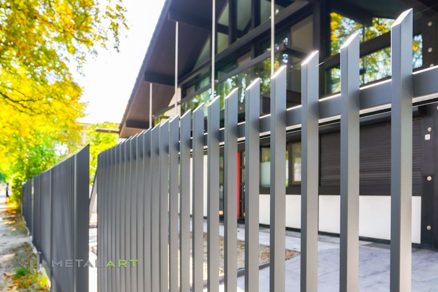 Zaunprojekt mit Schiebetor mit integrierter Pforte, Zaunportfolio, moderne Zäune, Zaunanlage Projekt, Zaun Metal Art, Zäune aus Polen, Zaun Berlin, Zaun günstig kaufen, Zäune und Tore