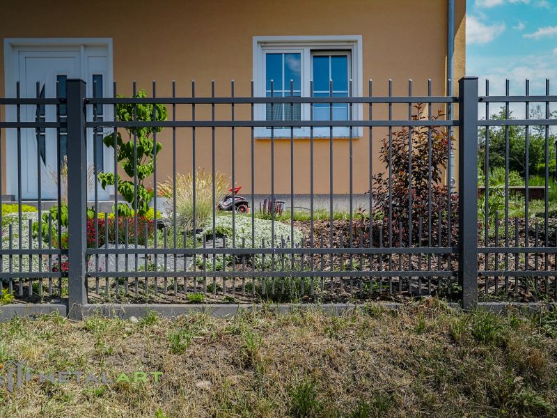 Zaun in Welle, Zaunprojekt, Zaunportfolio, Zaunmuster, Schmiedezaun, Schmiedezäune, Zaunanlage Projekt, Zaun Metal Art, Zäune aus Polen, Zaun Berlin, Zaun günstig kaufen, Zäune und Tore, klassische Zäune, Schmuckzaun, Schmuckzäune, Gartenzaun, Gartenzäune