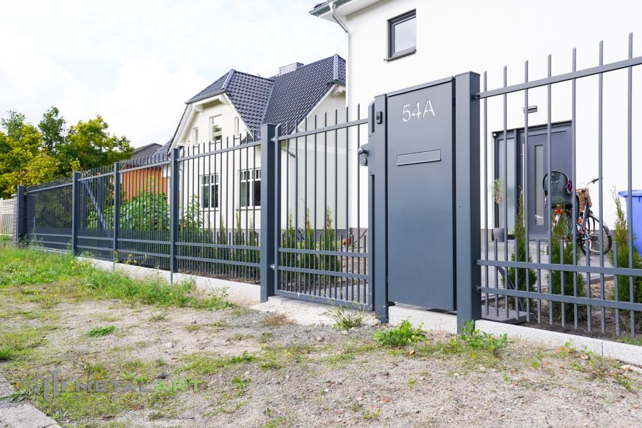 Zaunanlage mit dem Schiebetor und Doppelflügeltor, Klassische Zäune, Zaunprojekt von MetalArt, Maßgeschneidert, Metallzäune, Zaunanlage mit asymmetrischem Doppelflügeltor