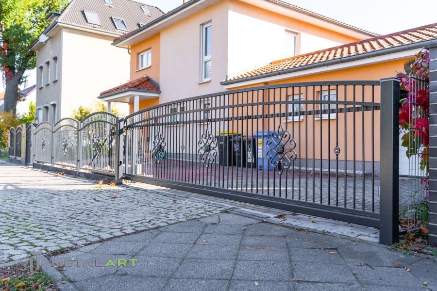 Ornament im Zaun, Zaunprojekt, Schmiedezaun, Zaunanlage in Welle, Zaun Metal Art, Zäune aus Polen, Zaun Berlin, Zäune und Tore, klassische Zäune, Schmuckzäune, Gartenzaun