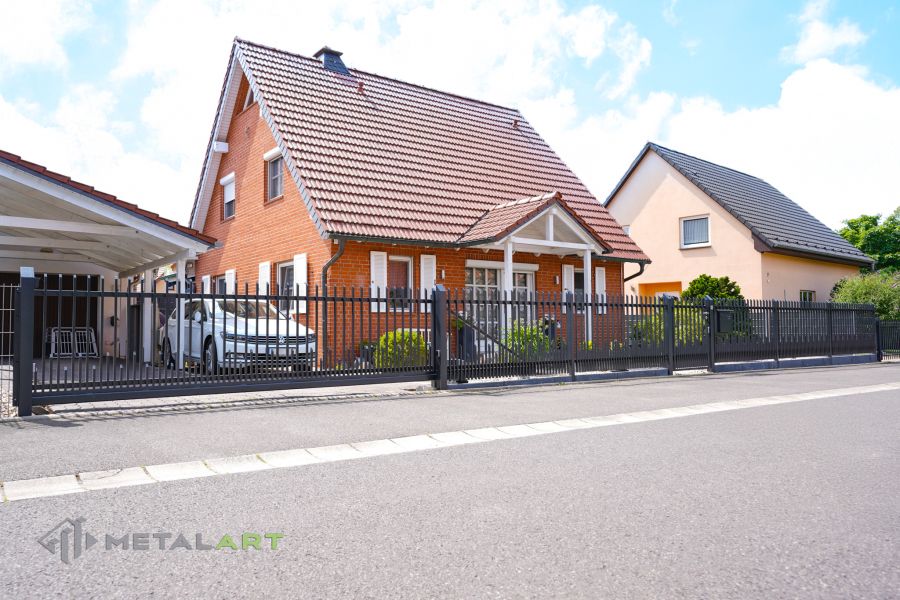 Zaunprojekt mit Schiebetor mit integrierter Pforte, Zaunportfolio, moderne Zäune, Zaunanlage Projekt, Zaun Metal Art, Zäune aus Polen, Zaun Berlin, Zaun günstig kaufen, Zäune und Tore