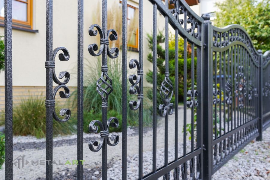 Schmuckzaun, Ornament im Zaun, Zaunprojekt, Schmiedezaun, Zaunanlage in Welle, Zaun Metal Art, Zäune aus Polen, Zaun Berlin, Zäune und Tore, klassische Zäune, Schmuckzäune, Gartenzaun