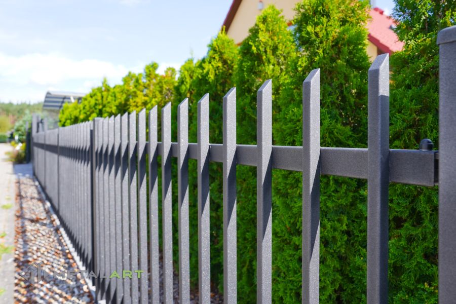 Zaunprojekt mit Schiebetor mit integrierter Pforte, Zaunportfolio, moderne Zäune, Zaunanlage Projekt, Zaun Metal Art, Zäune aus Polen, Zaun Berlin, Zaun günstig kaufen, Zäune und Tore