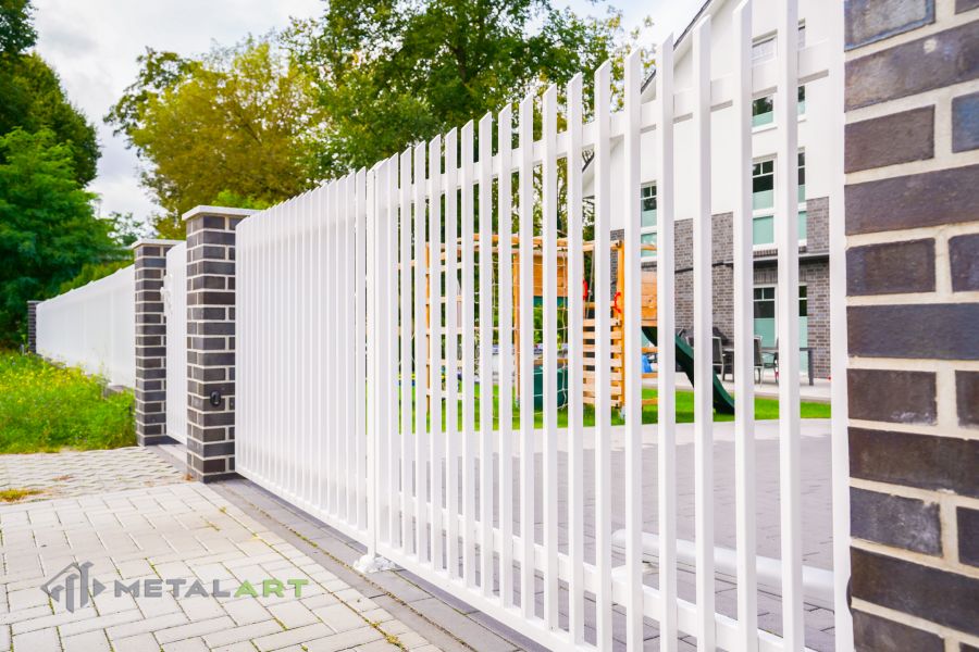 Zaunprojekt mit Schiebetor mit integrierter Pforte, Zaunportfolio, moderne Zäune, Zaunanlage Projekt, Zaun Metal Art, Zäune aus Polen, Zaun Berlin, Zaun günstig kaufen, Zäune und Tore