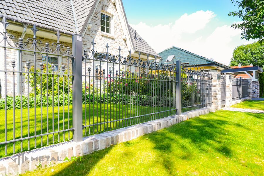 Der klassische Zaun, Zaunprojekt, Zaunportfolio, Zaunmuster, Schmiedezaun, Schmiedezäune, Zaunanlage Projekt, Zaun Metal Art, Zäune aus Polen, Zaun Berlin, Zaun günstig kaufen, Zäune und Tore, klassische Zäune, Gartenzaun, Gartenzäune