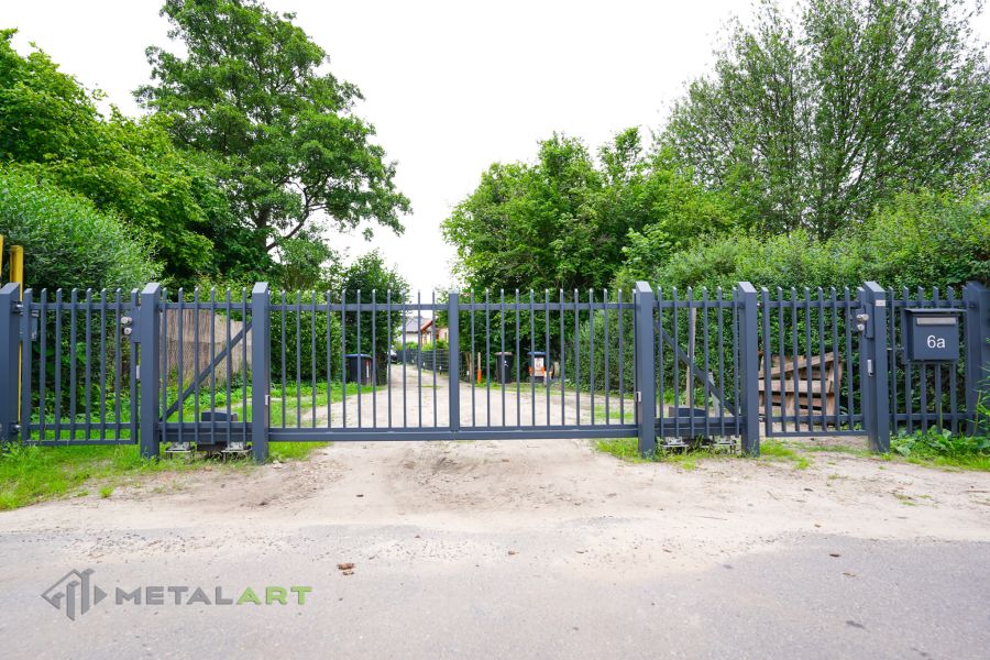 Zaunprojekt mit Schiebetor mit integrierter Pforte, Zaunportfolio, moderne Zäune, Zaunanlage Projekt, Zaun Metal Art, Zäune aus Polen, Zaun Berlin, Zaun günstig kaufen, Zäune und Tore