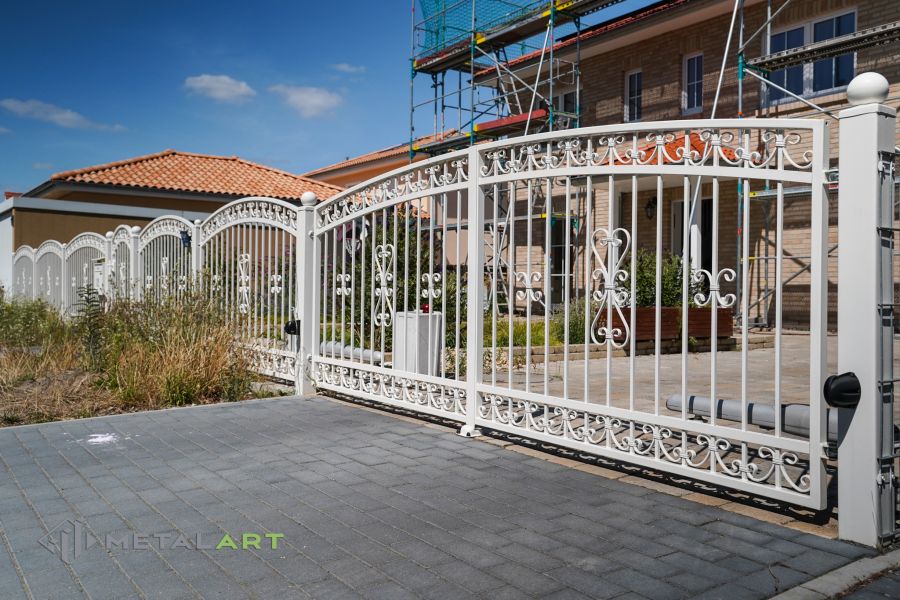 Schmuckzaun, Ornament im Zaun, Zaunprojekt, Schmiedezaun, Zaunanlage in Welle, Zaun Metal Art, Zäune aus Polen, Zaun Berlin, Zäune und Tore, klassische Zäune, Schmuckzäune, Gartenzaun