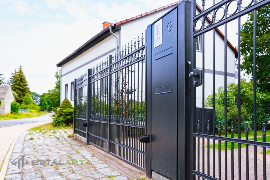 Zaunprojekt, Zaunportfolio, Zaunmuster, Schmiedezaun, Schmiedezäune, Zaunanlage Projekt, Zaun Metal Art, Zäune aus Polen, Zaun Berlin, Zaun günstig kaufen, Zäune und Tore, klassische Zäune, Schmuckzaun, Schmuckzäune, Gartenzaun, Gartenzäune