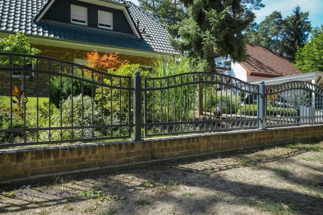 Bogenzaun, Zaunprojekt, Zaunportfolio, Zaunmuster, Schmiedezaun, Schmiedezäune, Zaunanlage Projekt, Zaun Metal Art, Zäune aus Polen, Zaun Berlin, Zaun günstig kaufen, Zäune und Tore, klassische Zäune, Schmuckzaun, Schmuckzäune, Gartenzaun, Gartenzäune