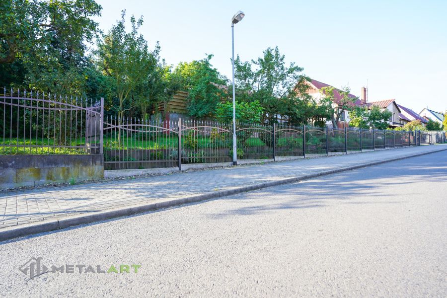 Ornament im Zaun, Zaunprojekt, Schmiedezaun, Zaunanlage in Welle, Zaun Metal Art, Zäune aus Polen, Zaun Berlin, Zäune und Tore, klassische Zäune, Schmuckzäune, Gartenzaun