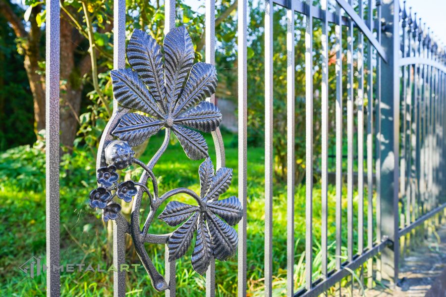 Ornament im Zaun, Zaunprojekt, Schmiedezaun, Zaunanlage in Welle, Zaun Metal Art, Zäune aus Polen, Zaun Berlin, Zäune und Tore, klassische Zäune, Schmuckzäune, Gartenzaun