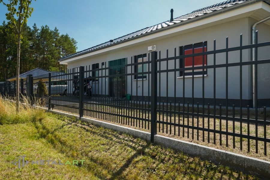 klassischer Zaun, Zaunprojekt, Zaunportfolio, Zaunmuster, Schmiedezaun, Schmiedezäune, Zaunanlage Projekt, Zaun Metal Art, Zäune aus Polen, Zaun Berlin, Zaun günstig kaufen, Zäune und Tore, klassische Zäune, Gartenzaun, Gartenzäune