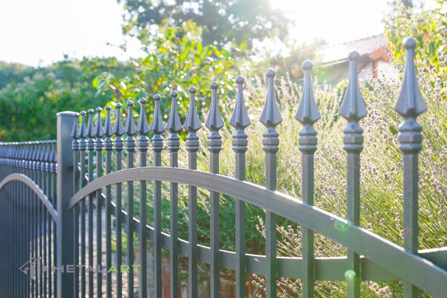 Ornament im Zaun, Zaunprojekt, Schmiedezaun, Zaunanlage in Welle, Zaun Metal Art, Zäune aus Polen, Zaun Berlin, Zäune und Tore, klassische Zäune, Schmuckzäune, Gartenzaun