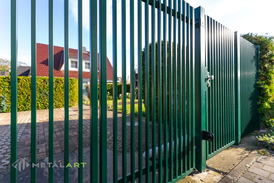 Zaunprojekt mit Schiebetor mit integrierter Pforte, Zaunportfolio, moderne Zäune, Zaunanlage Projekt, Zaun Metal Art, Zäune aus Polen, Zaun Berlin, Zaun günstig kaufen, Zäune und Tore