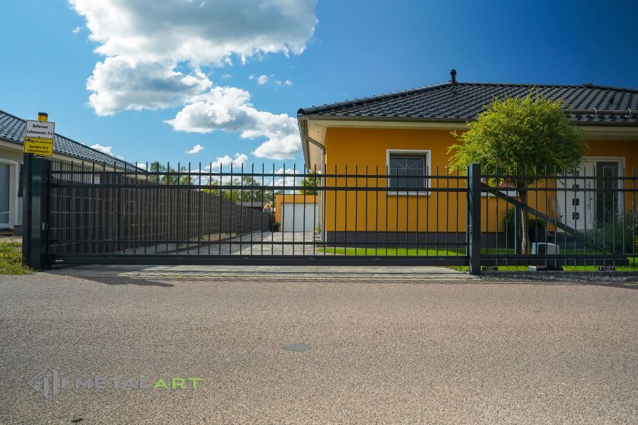 Asymmetrisches Doppelflügeltor, Zaunprojekt, Zaunportfolio, Zaunmuster, Schmiedezaun, Schmiedezäune, Zaunanlage Projekt, Zaun Metal Art, klassische Zäune, Gartenzaun, Gartenzäune