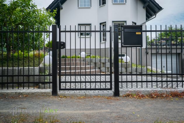 Zaunprojekt, Zaunportfolio, Zaunmuster, Schmiedezaun, Schmiedezäune, Zaunanlage Projekt, Zaun Metal Art, Zäune aus Polen, Zaun Berlin, Zaun günstig kaufen, Zäune und Tore, klassische Zäune, Gartenzaun, Gartenzäune