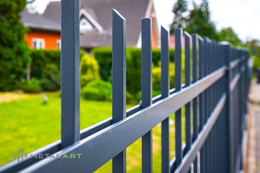 Asymmetrisches Doppelflügeltor, Zaunprojekt, Zaunportfolio, Zaunmuster, Schmiedezaun, Schmiedezäune, Zaunanlage Projekt, Zaun Metal Art, klassische Zäune, Gartenzaun, Gartenzäune