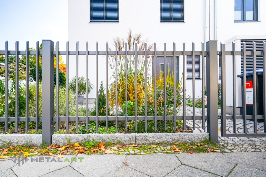 Zaunprojekt mit Schiebetor mit integrierter Pforte, Zaunportfolio, moderne Zäune, Zaunanlage Projekt, Zaun Metal Art, Zäune aus Polen, Zaun Berlin, Zaun günstig kaufen, Zäune und Tore