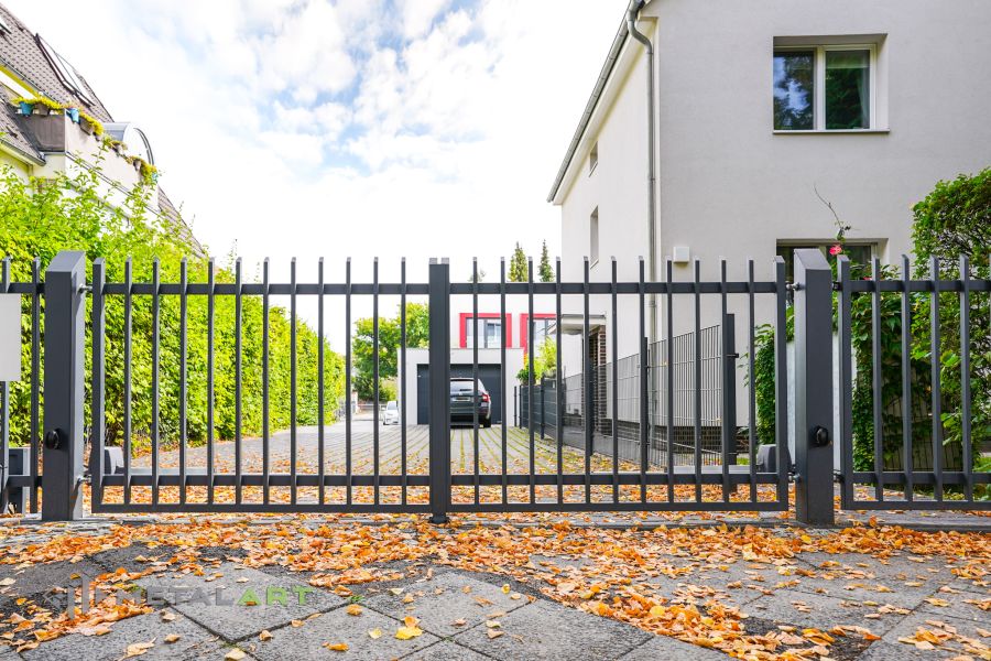Zaunprojekt mit Schiebetor, Zaunportfolio, moderne Zäune, Zaunanlage Projekt, Zaun Metal Art, Zäune aus Polen, Zaun Berlin, Zaun günstig kaufen, Zäune und Tore