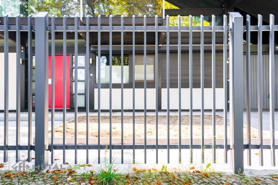 Zaunprojekt mit Schiebetor mit integrierter Pforte, Zaunportfolio, moderne Zäune, Zaunanlage Projekt, Zaun Metal Art, Zäune aus Polen, Zaun Berlin, Zaun günstig kaufen, Zäune und Tore