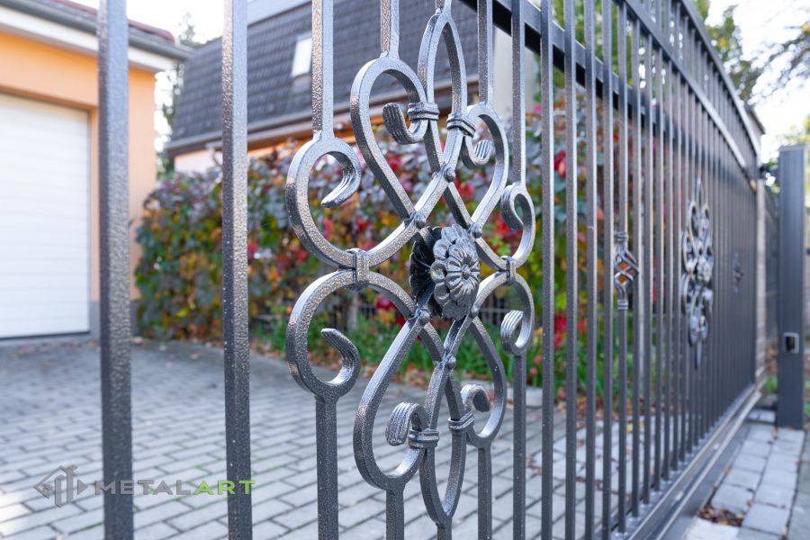 Ornament im Zaun, Zaunprojekt, Schmiedezaun, Zaunanlage in Welle, Zaun Metal Art, Zäune aus Polen, Zaun Berlin, Zäune und Tore, klassische Zäune, Schmuckzäune, Gartenzaun