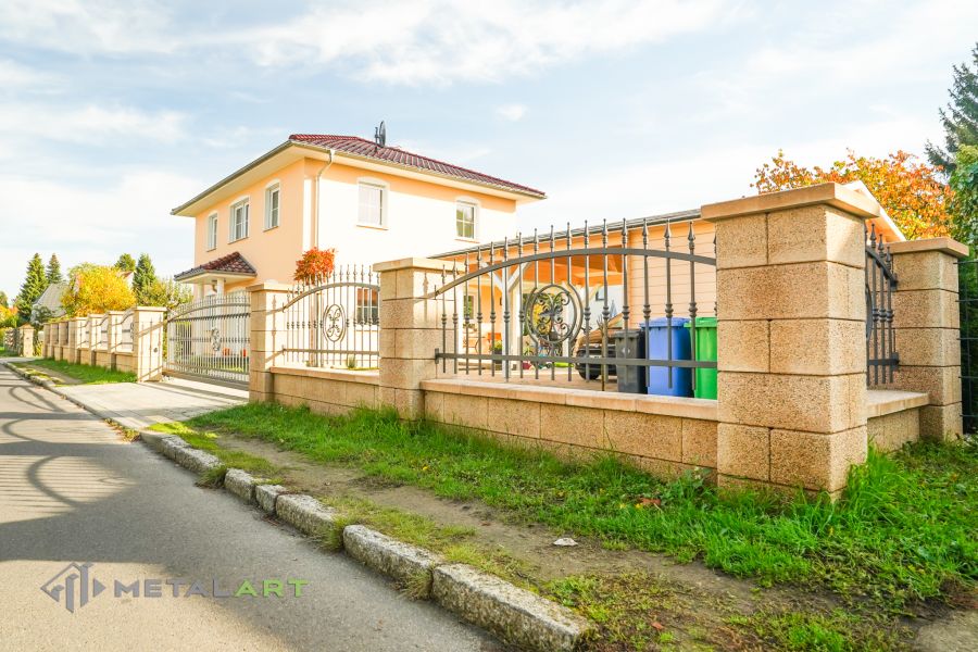 Schmuckzaun, Ornament im Zaun, Zaunprojekt, Schmiedezaun, Zaunanlage in Welle, Zaun Metal Art, Zäune aus Polen, Zaun Berlin, Zäune und Tore, klassische Zäune, Schmuckzäune, Gartenzaun