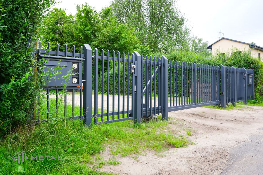 Zaunprojekt mit Schiebetor mit integrierter Pforte, Zaunportfolio, moderne Zäune, Zaunanlage Projekt, Zaun Metal Art, Zäune aus Polen, Zaun Berlin, Zaun günstig kaufen, Zäune und Tore