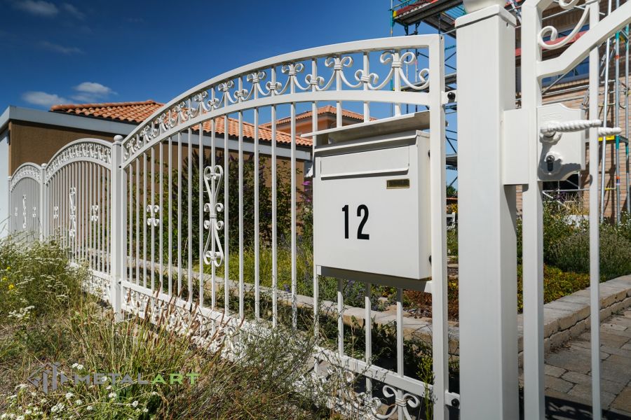 Schmuckzaun, Ornament im Zaun, Zaunprojekt, Schmiedezaun, Zaunanlage in Welle, Zaun Metal Art, Zäune aus Polen, Zaun Berlin, Zäune und Tore, klassische Zäune, Schmuckzäune, Gartenzaun