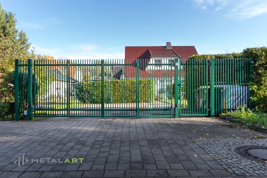 Zaunprojekt mit Schiebetor mit integrierter Pforte, Zaunportfolio, moderne Zäune, Zaunanlage Projekt, Zaun Metal Art, Zäune aus Polen, Zaun Berlin, Zaun günstig kaufen, Zäune und Tore