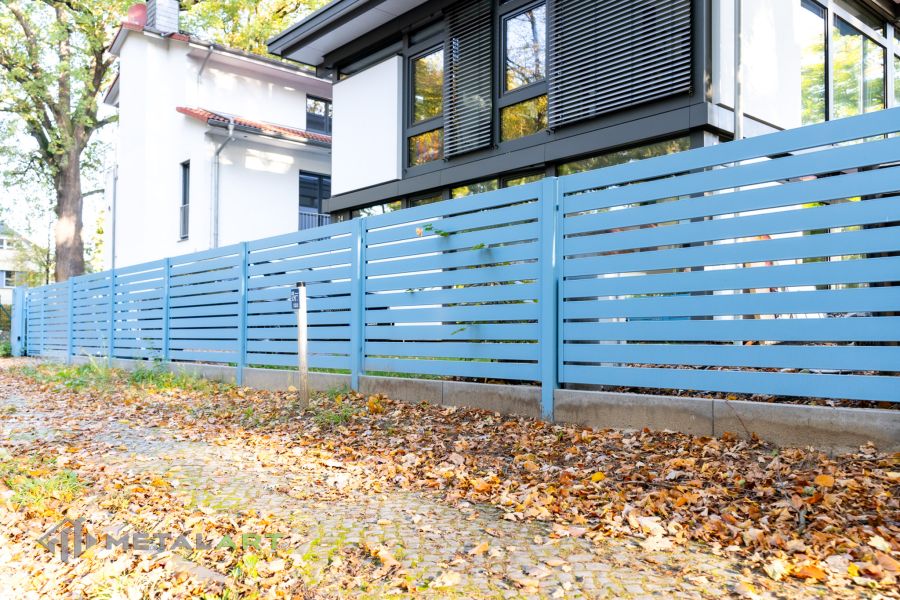 Schiebetore mit integrierter Pforte, moderne Zäune, Zaunanlage Projekt, Zaun Metal Art, Zäune aus Polen, Zaun Berlin, Zaun günstig kaufen, Zäune und Tore, moderne Zäune, Sichtschutzzäune