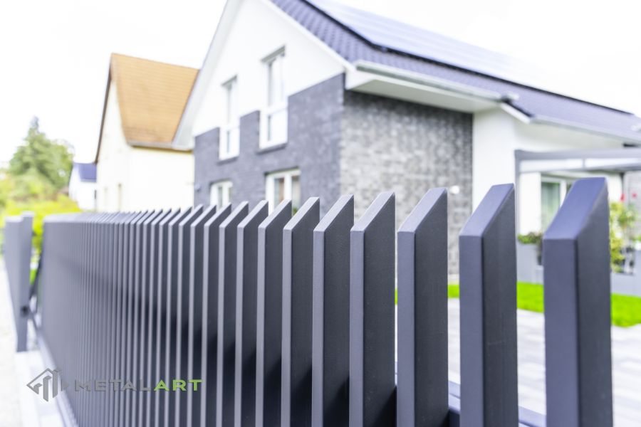 Zaunprojekt mit Schiebetor mit integrierter Pforte, Zaunportfolio, moderne Zäune, Zaunanlage Projekt, Zaun Metal Art, Zäune aus Polen, Zaun Berlin, Zaun günstig kaufen, Zäune und Tore