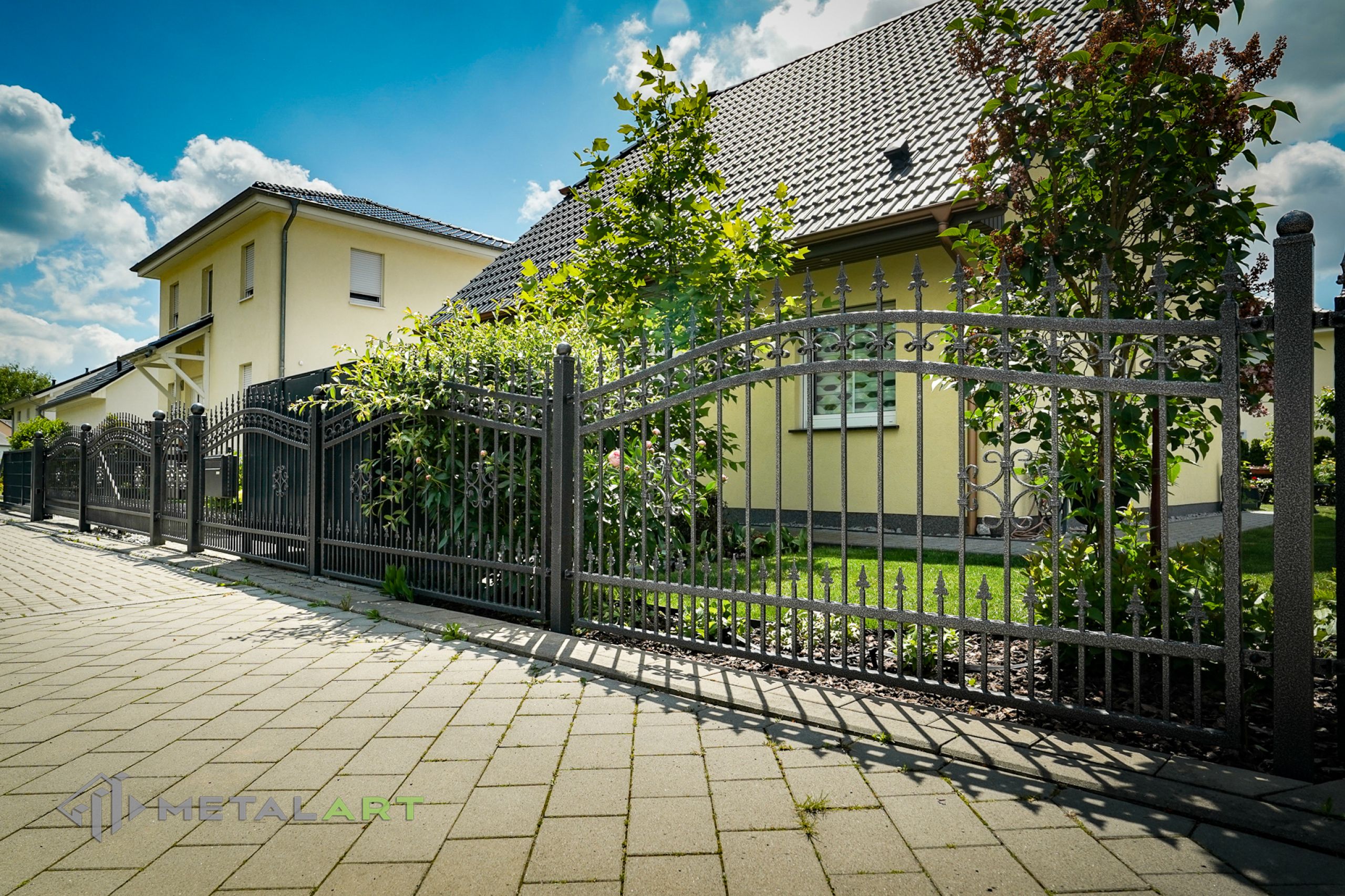 Zaun in Welle, Zaunprojekt, Zaunportfolio, Zaunmuster, Schmiedezaun, Schmiedezäune, Zaunanlage Projekt, Zaun Metal Art, Zäune aus Polen, Zaun Berlin, Zaun günstig kaufen, Zäune und Tore, klassische Zäune, Schmuckzaun, Schmuckzäune, Gartenzaun, Gartenzäune