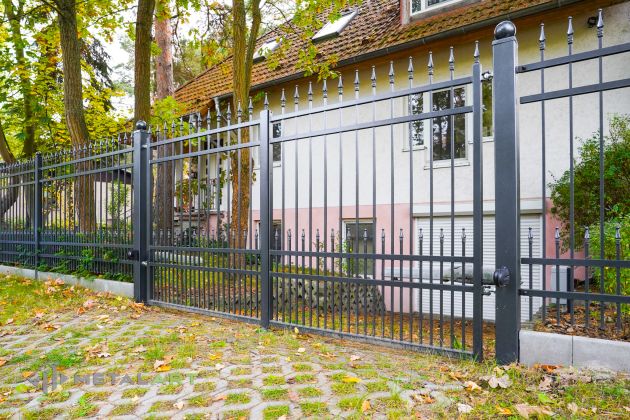 Symmetrisches Doppelflügeltor, Zaunprojekt, Zaunportfolio, Zaunmuster, Schmiedezaun, Schmiedezäune, Zaunanlage Projekt, Zaun Metal Art, Zäune aus Polen, Zaun Berlin, Zaun günstig kaufen, Zäune und Tore, klassische Zäune, Gartenzaun, Gartenzäune