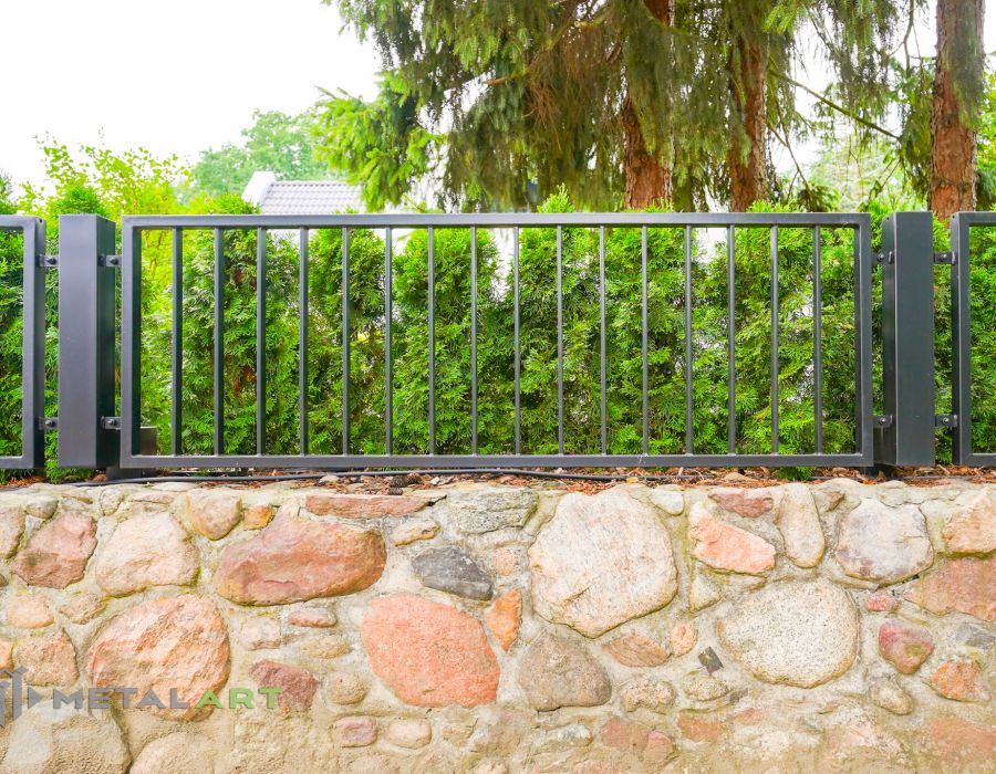 Zaunprojekt, Zaunportfolio, Zaunmuster, Schmiedezaun, Schmiedezäune, Zaunanlage Projekt, Zaun Metal Art, Zäune aus Polen, Zaun Berlin, Zaun günstig kaufen, Zäune und Tore, klassische Zäune, Gartenzaun, Gartenzäune