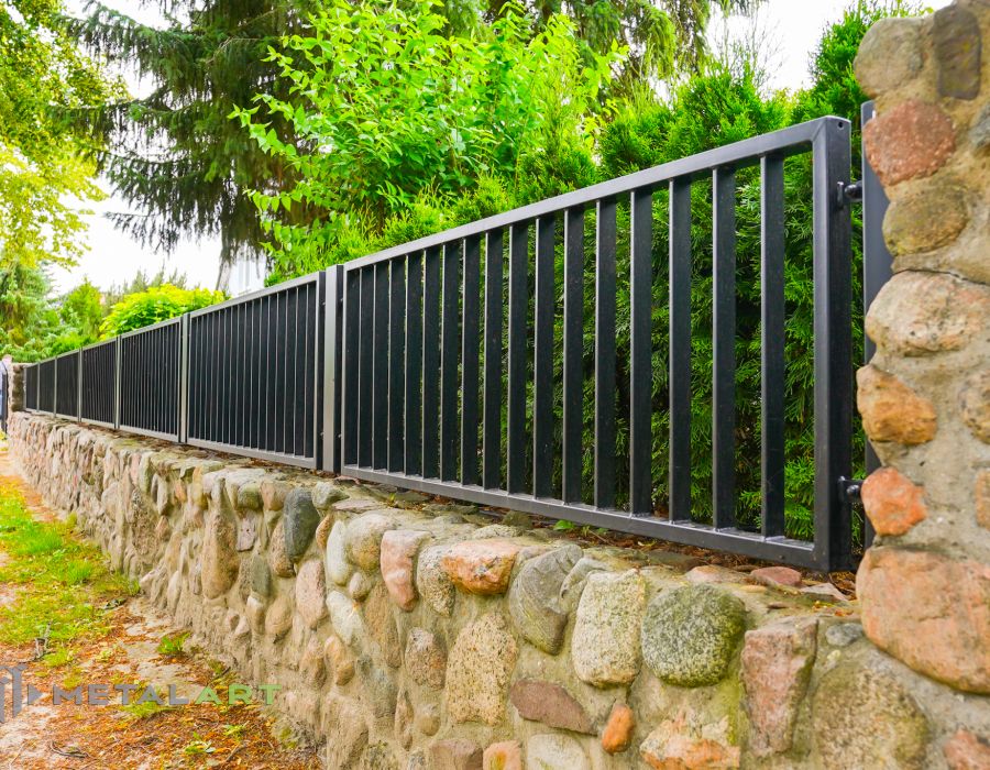 Zaunprojekt, Zaunportfolio, Zaunmuster, Schmiedezaun, Schmiedezäune, Zaunanlage Projekt, Zaun Metal Art, Zäune aus Polen, Zaun Berlin, Zaun günstig kaufen, Zäune und Tore, klassische Zäune, Gartenzaun, Gartenzäune