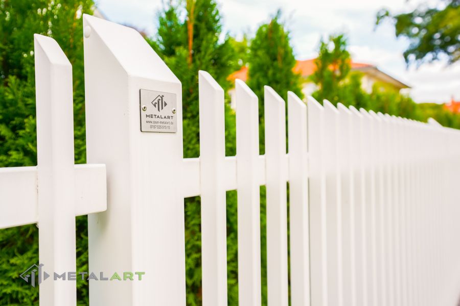 Zaunprojekt mit Schiebetor mit integrierter Pforte, Zaunportfolio, moderne Zäune, Zaunanlage Projekt, Zaun Metal Art, Zäune aus Polen, Zaun Berlin, Zaun günstig kaufen, Zäune und Tore