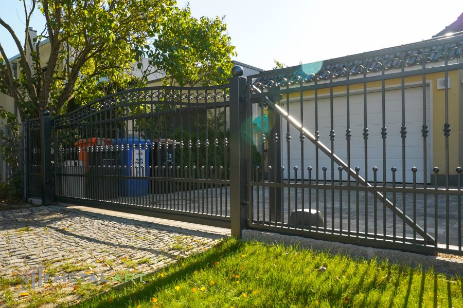 Gartenzaun, Zaunprojekt, Zaunportfolio, Zaunmuster, moderne Zäune, Zaunanlage Projekt, Zaun Metal Art, Zäune aus Polen, Zaun Berlin, Zaun günstig kaufen, Zäune und Tore, klassische Zäune, Schmuckzaun, Schmuckzäune