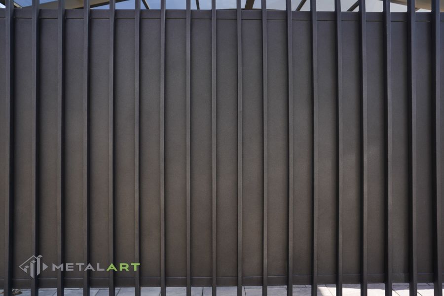 Zaunprojekt mit Schiebetor mit integrierter Pforte, Zaunportfolio, moderne Zäune, Zaunanlage Projekt, Zaun Metal Art, Zäune aus Polen, Zaun Berlin, Zaun günstig kaufen, Zäune und Tore