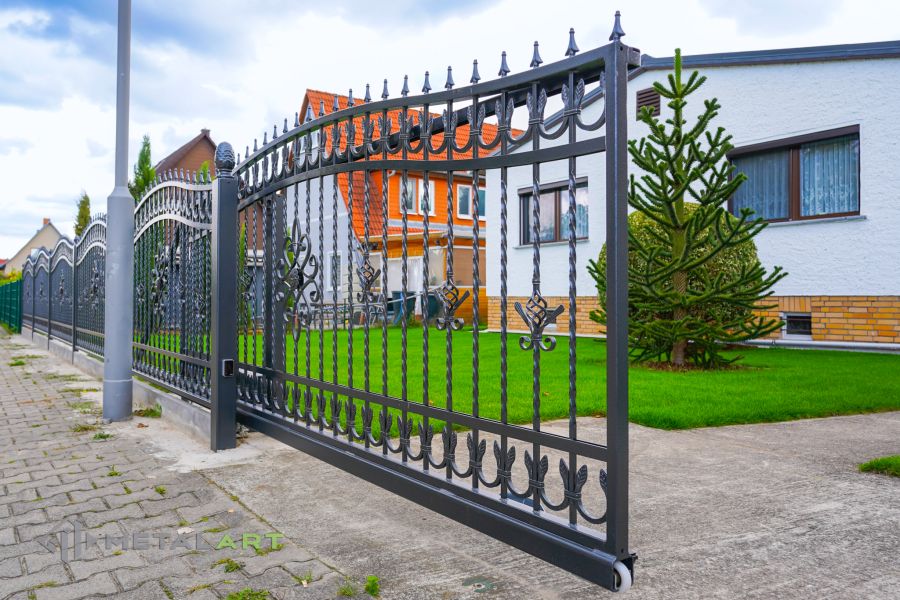 Ornament im Zaun, Zaunprojekt, Schmiedezaun, Zaunanlage in Welle, Zaun Metal Art, Zäune aus Polen, Zaun Berlin, Zäune und Tore, klassische Zäune, Schmuckzäune, Gartenzaun