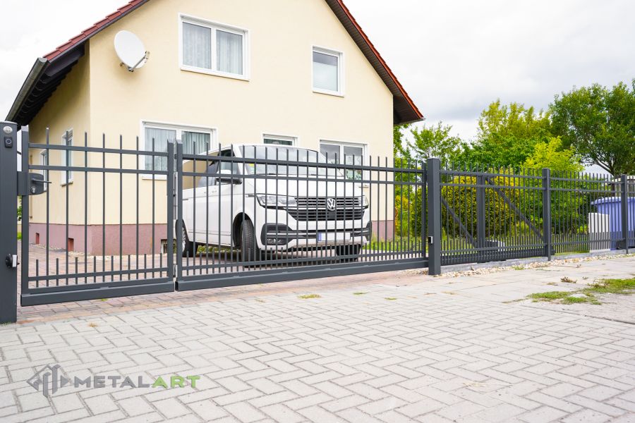 Schiebetor mit integrierter Pforte, klassische Zäune, Gartenzaun, Gartenzäune